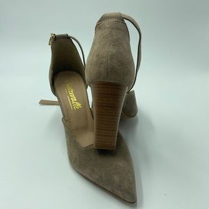 L’Intervalle Beige Size 9 leather heels.